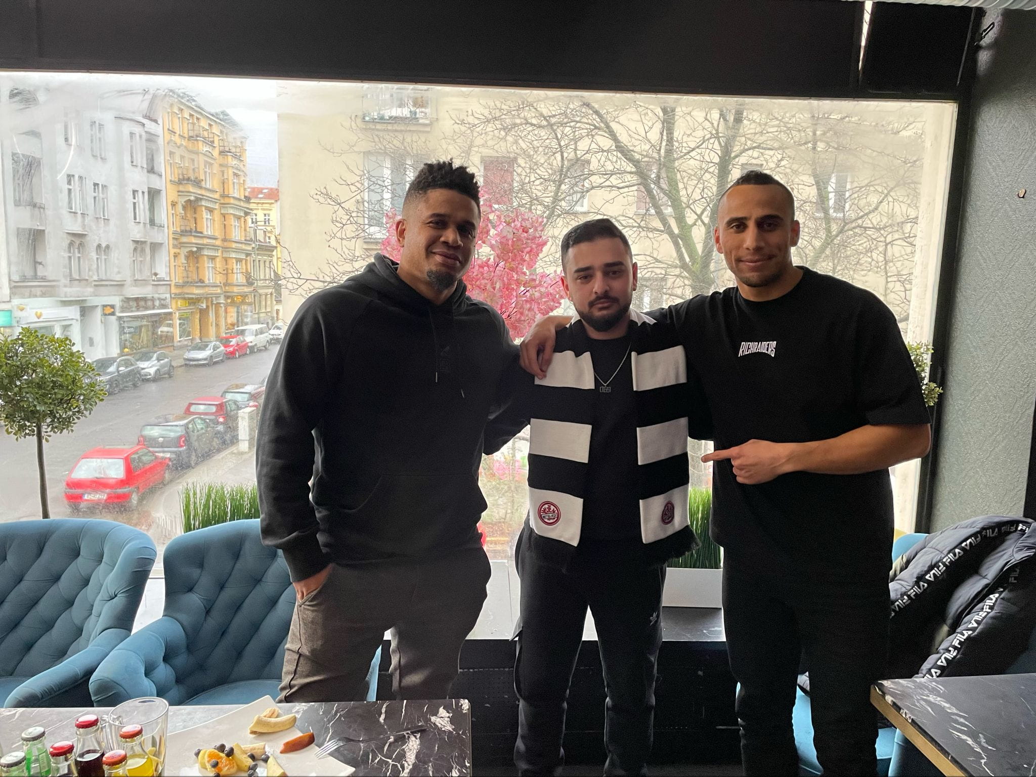 Ilya Mohini mit Chinedu Ede und Änis Ben Hatira